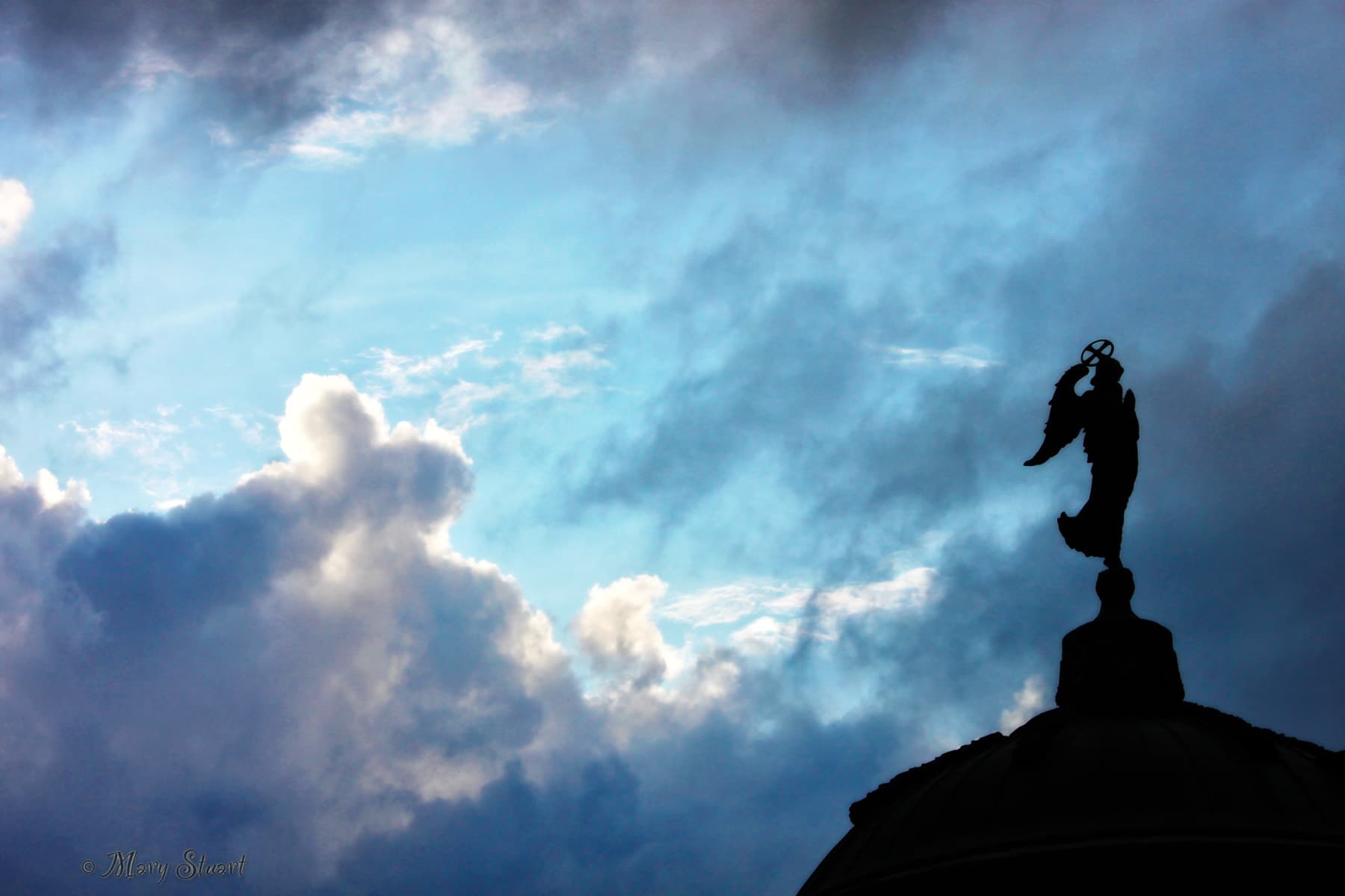 The Cathedral of Saint Paul beneath dramatic storm clouds